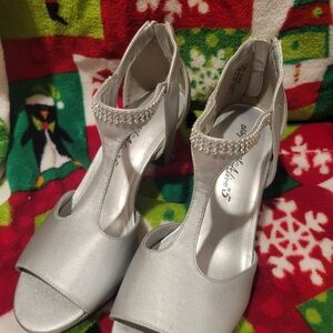 Easy Street Alive 5 Silver Women's 2" Heels with Gemstone Detailing Size 6.5WW